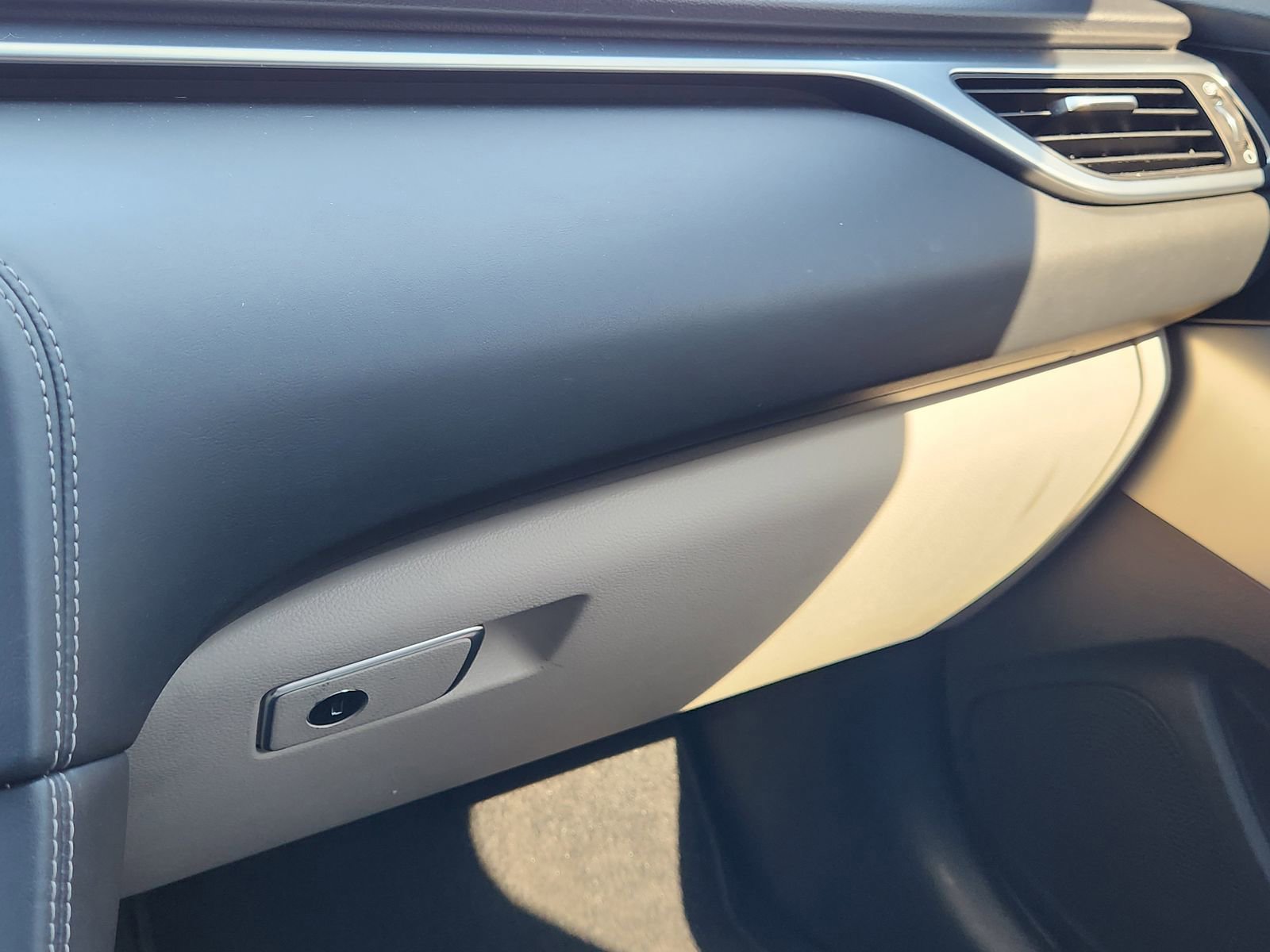 Used 2022 Genesis G70 2.0T image 23