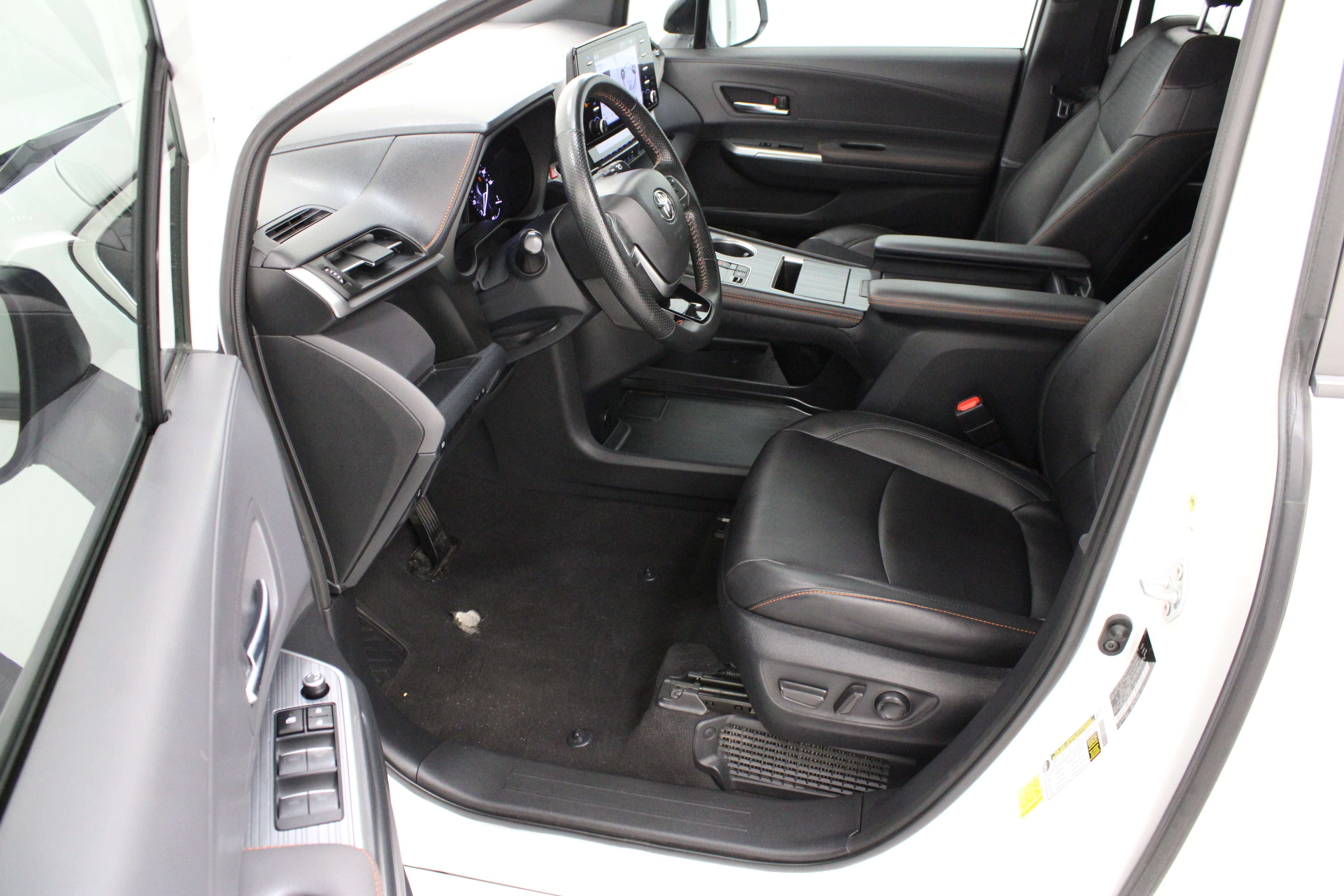 Used 2023 Toyota Sienna XSE FWD image 14