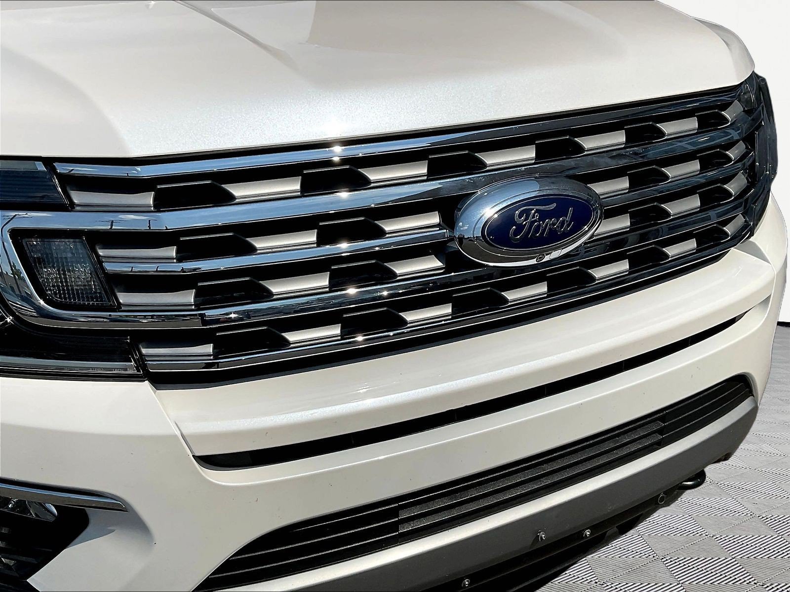Used 2019 Ford Expedition Limited w/ Equipment Group 302A AWD/4WD image 33
