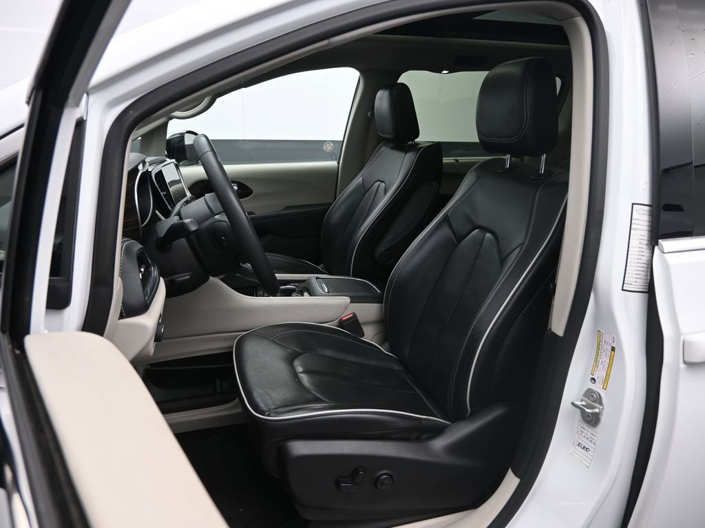 Used 2023 Chrysler Pacifica Limited FWD image 24