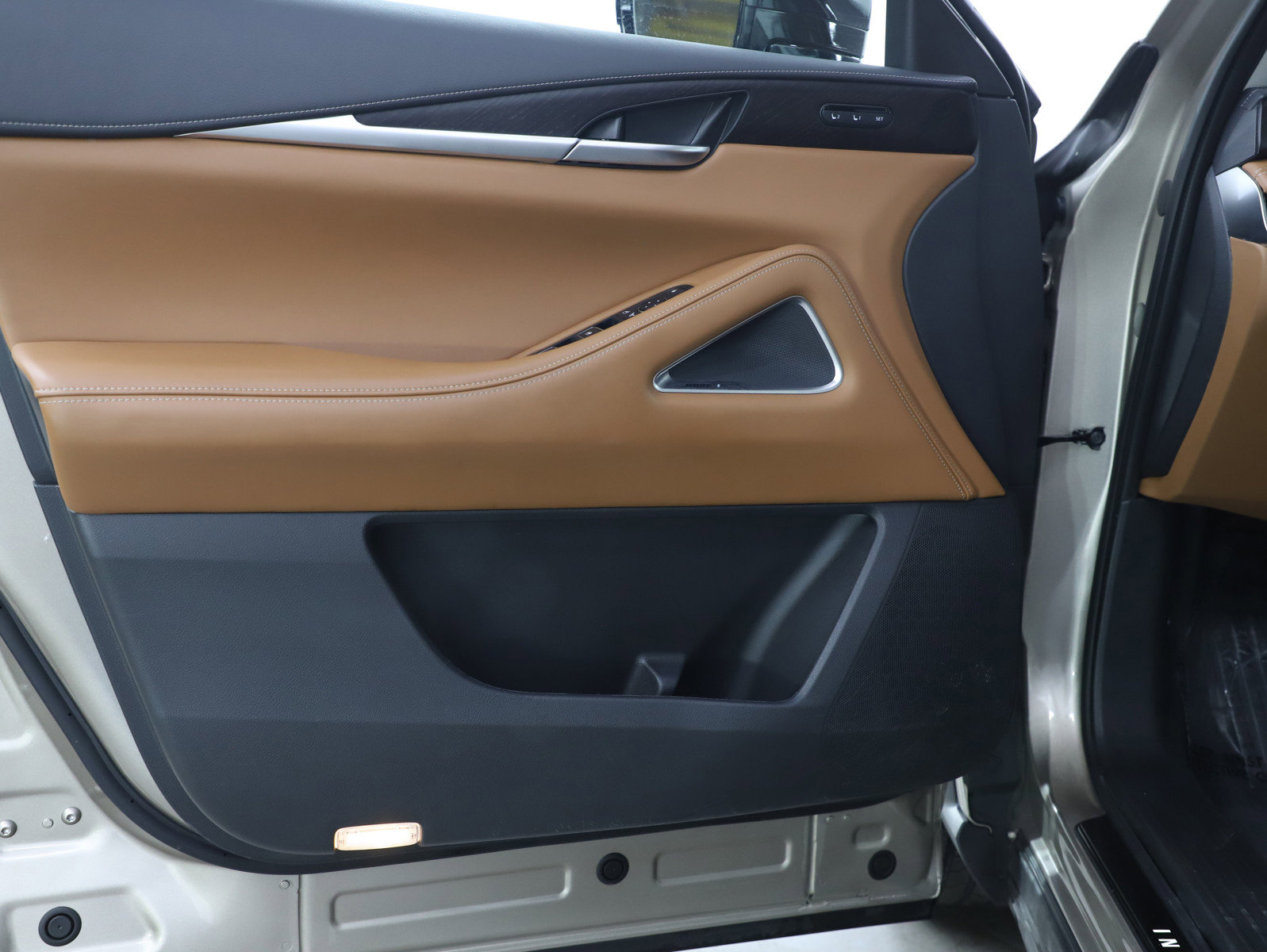 Used 2024 INFINITI QX60 Sensory image 21