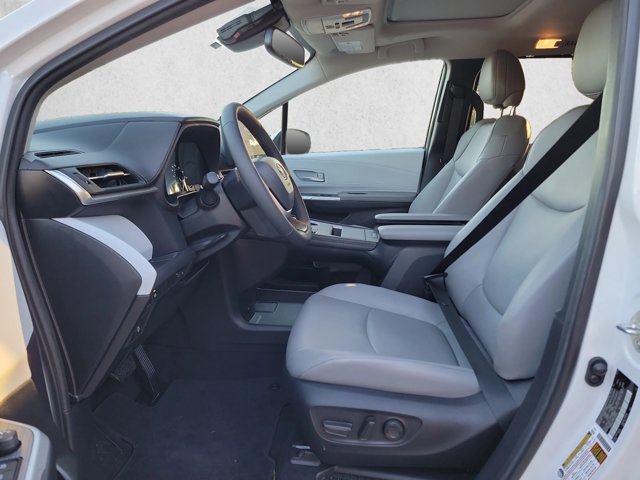 Used 2026 Toyota Sienna XLE FWD image 17