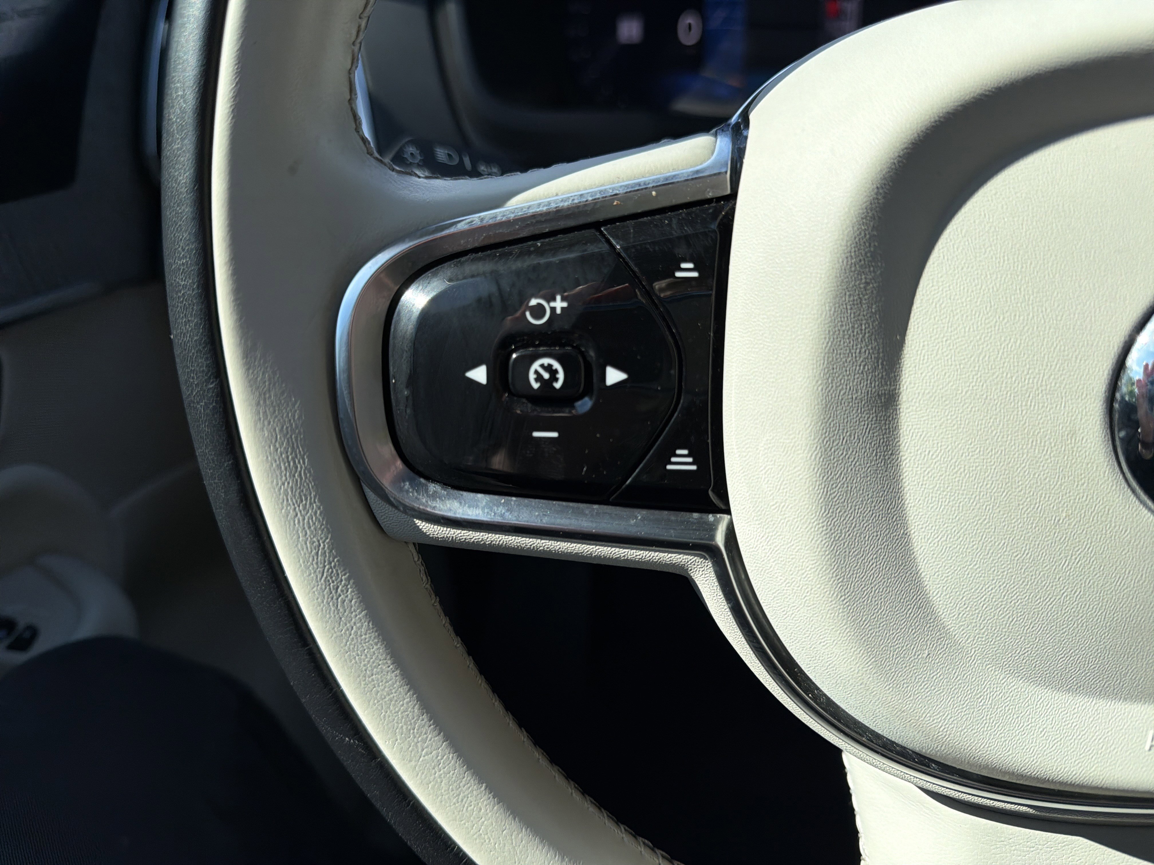 Certified 2024 Volvo XC90 T8 Ultimate w/ Protection Package Premier image 19