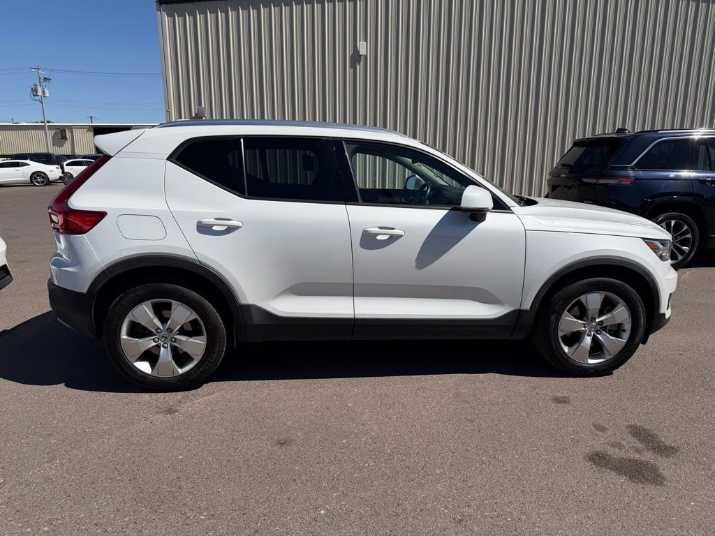 Used 2021 Volvo XC40 T5 Momentum image 2