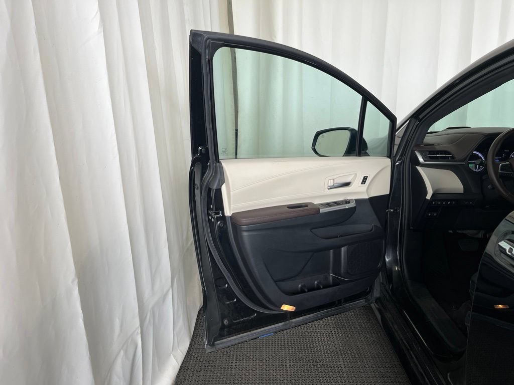 Used 2023 Toyota Sienna Platinum AWD/4WD image 19
