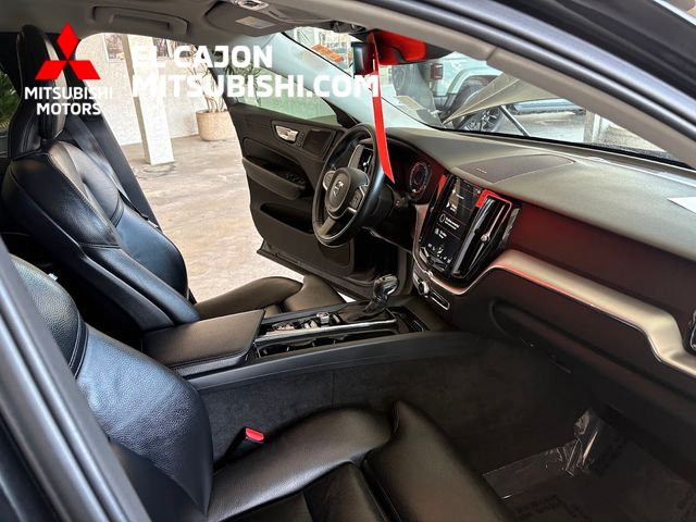Used 2019 Volvo XC60 T5 Momentum w/ Multimedia Package AWD/4WD image 14