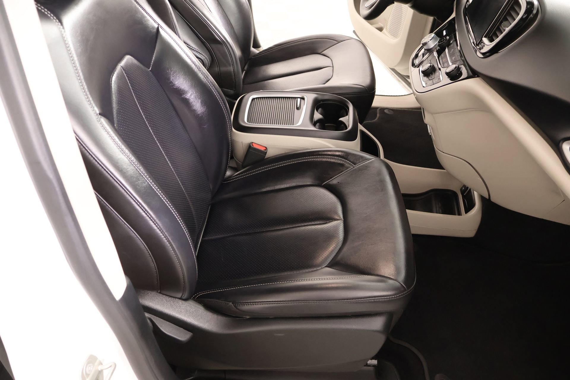 Used 2023 Chrysler Pacifica Touring-L FWD image 14