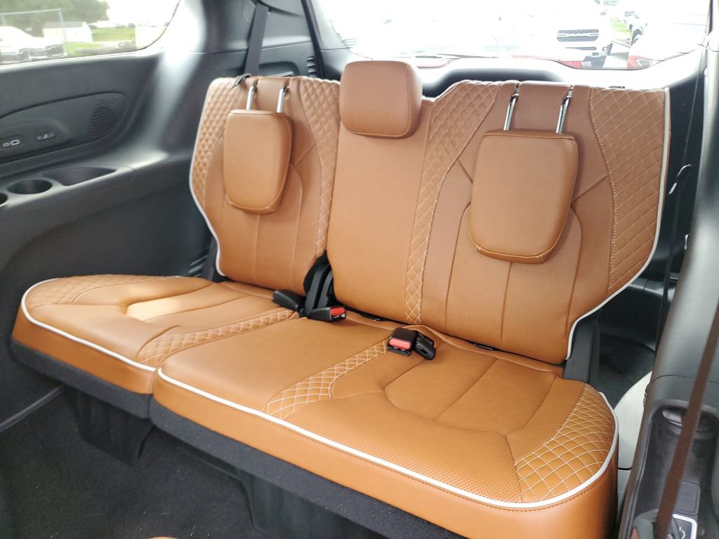 Certified 2024 Chrysler Pacifica Pinnacle AWD/4WD image 13