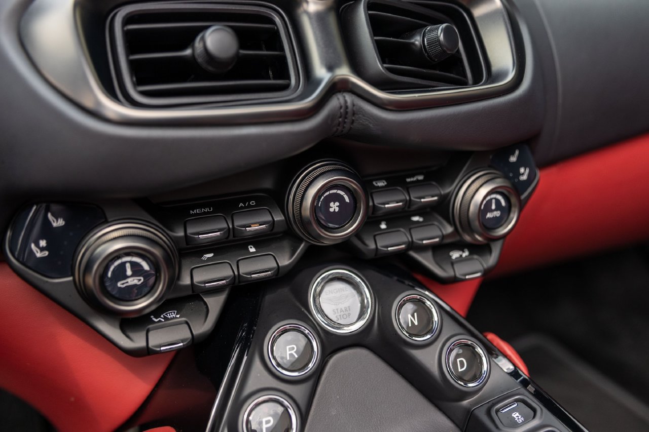 Used 2023 Aston Martin V8 Vantage Roadster RWD image 40