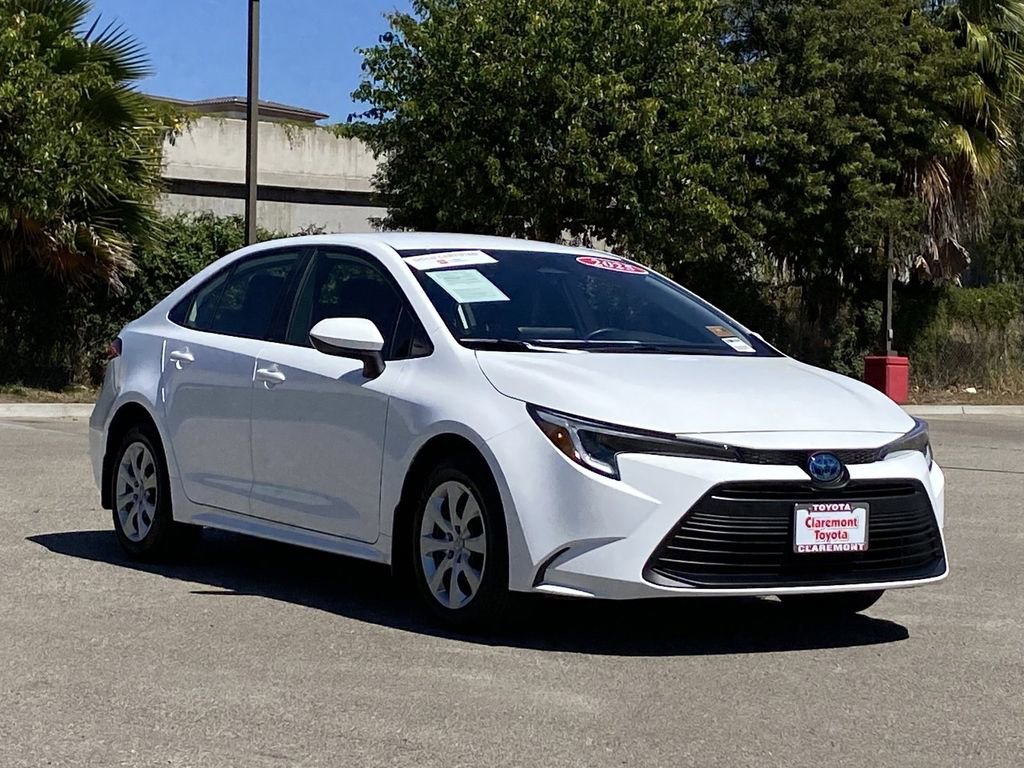 Certified 2025 Toyota Corolla LE image 44