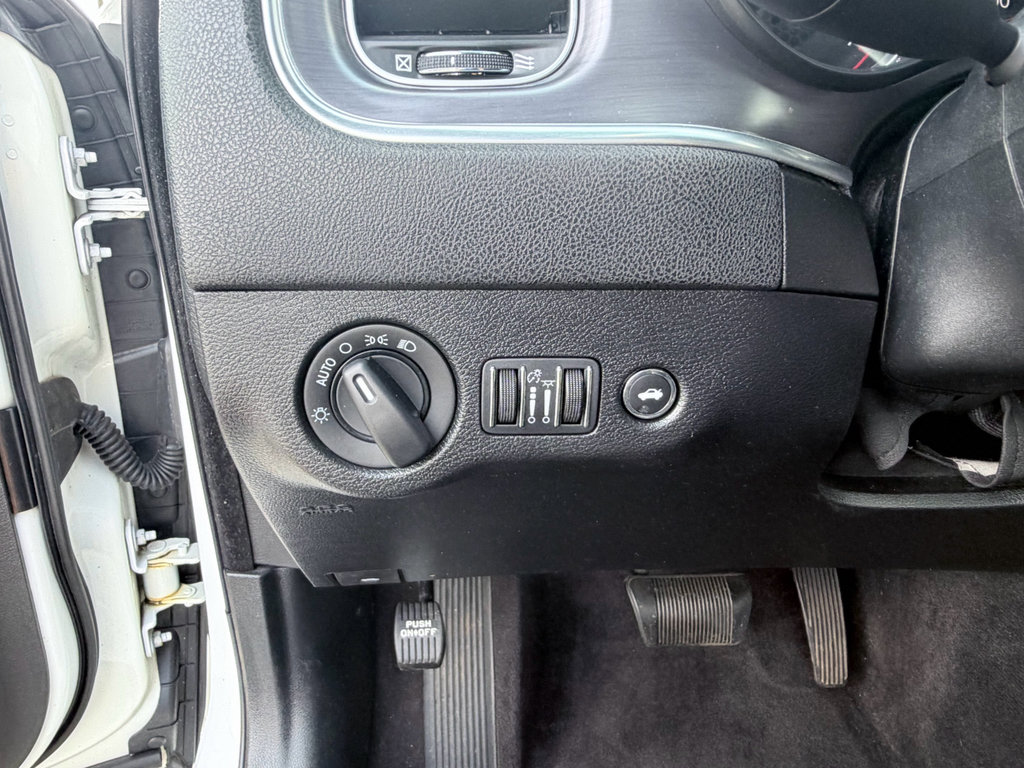 Used 2017 Dodge Charger SE w/ Popular Equipment Group image 9