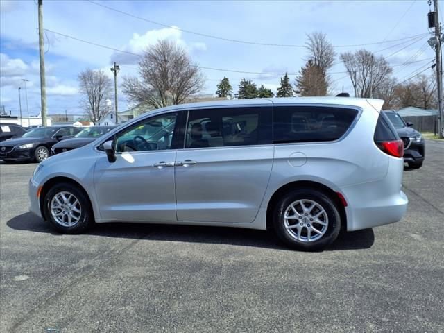 Used 2023 Chrysler Voyager LX image 9