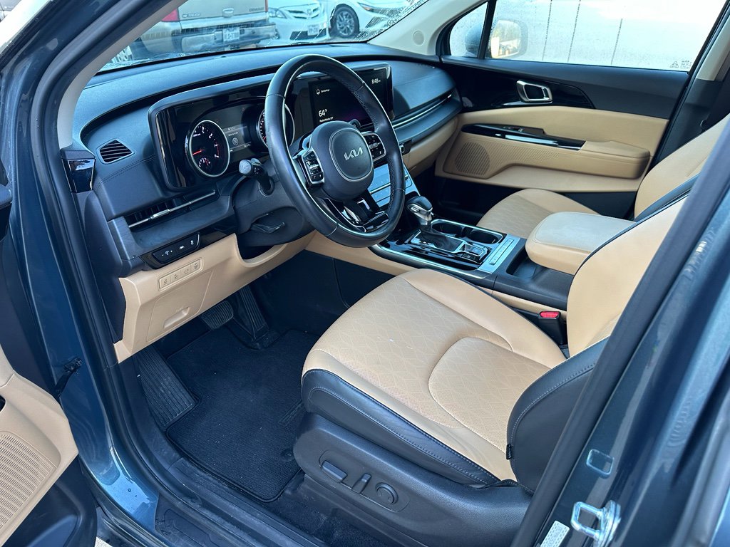 Used 2022 Kia Carnival EX image 11