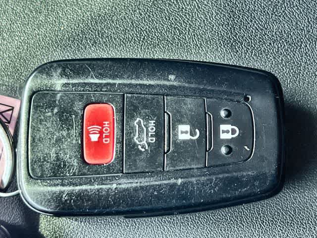 Used 2022 Toyota Highlander XLE AWD/4WD image 21