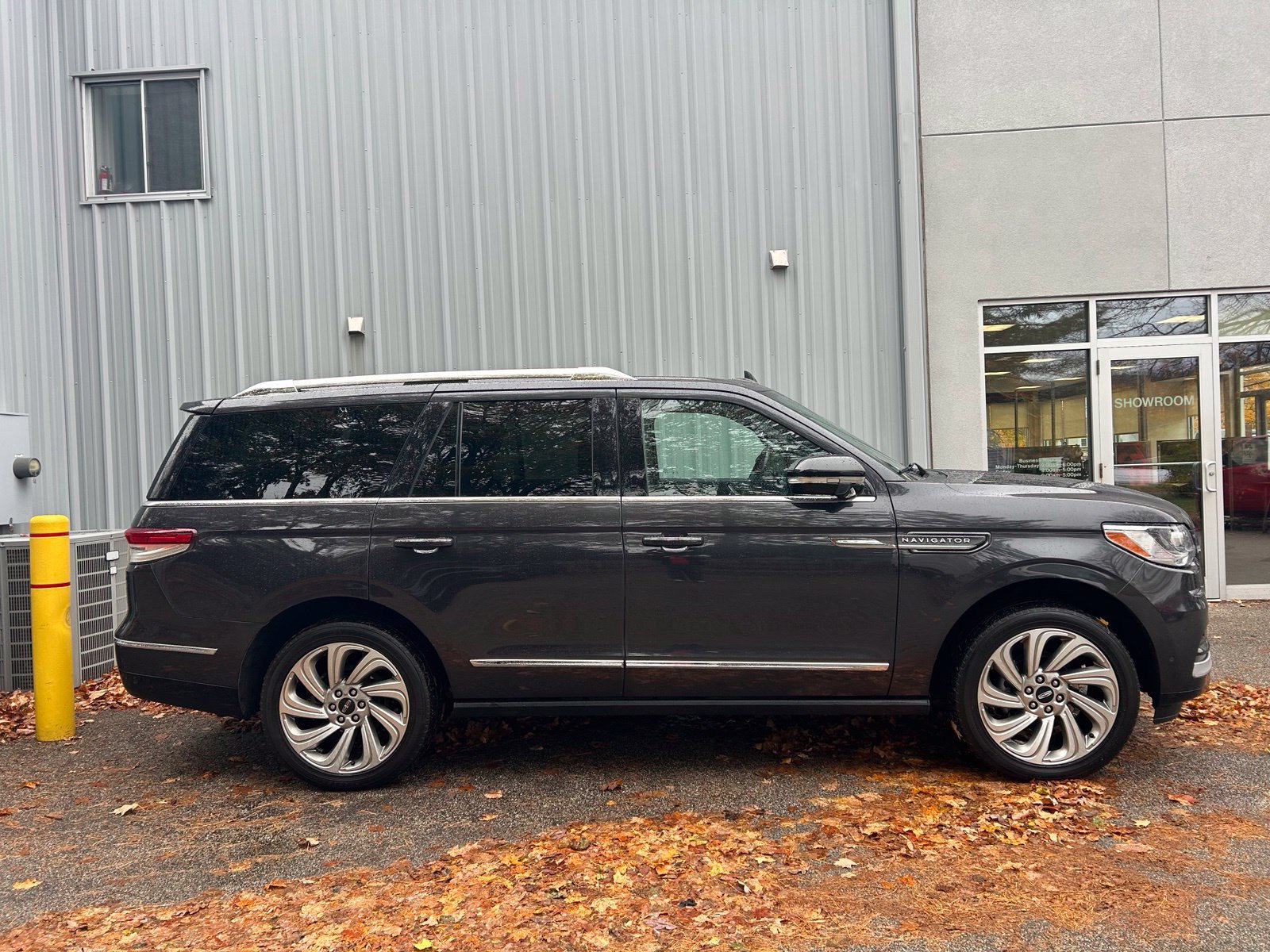 Used 2024 Lincoln Navigator Reserve AWD/4WD image 4