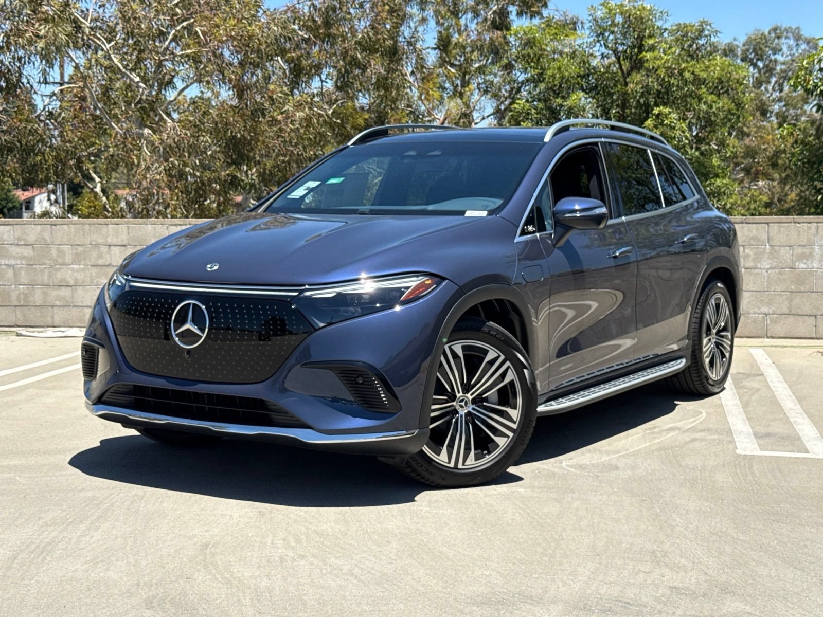 New 2026 Mercedes-Benz EQS 400 4MATIC SUV image 2