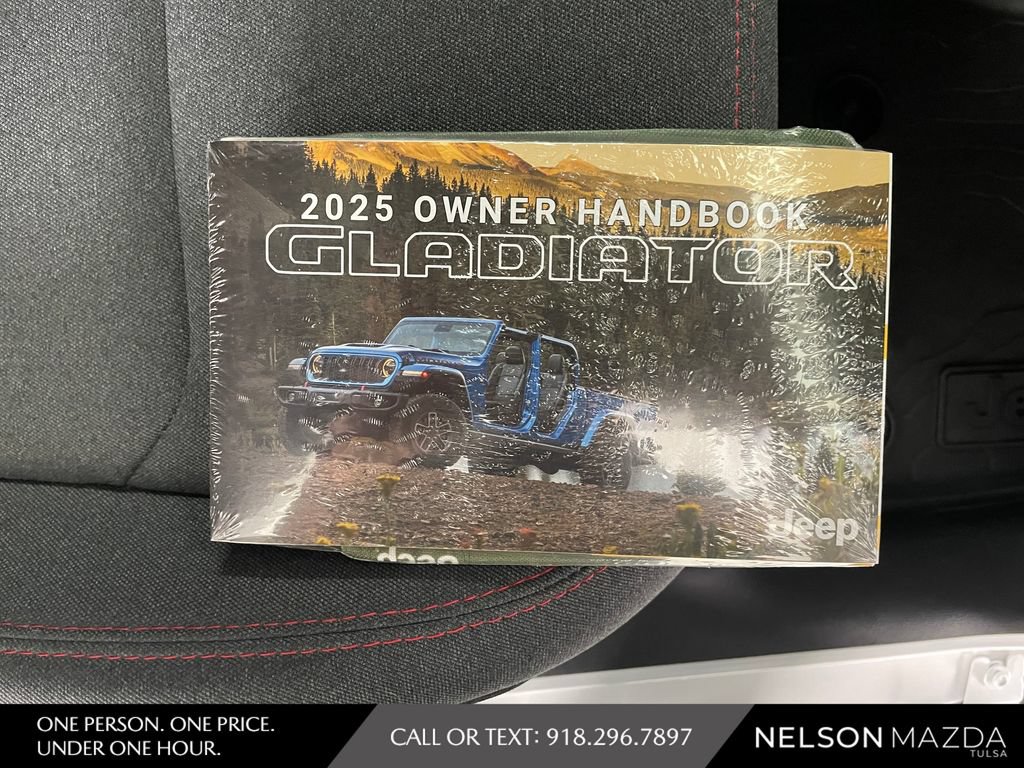 Used 2025 Jeep Gladiator Rubicon AWD/4WD image 39