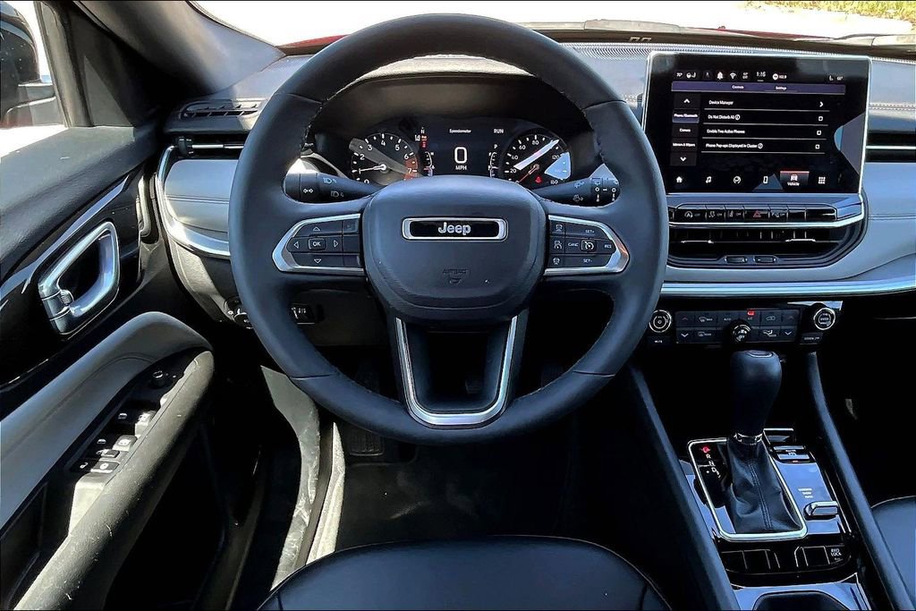 Used 2025 Jeep Compass Limited image 5