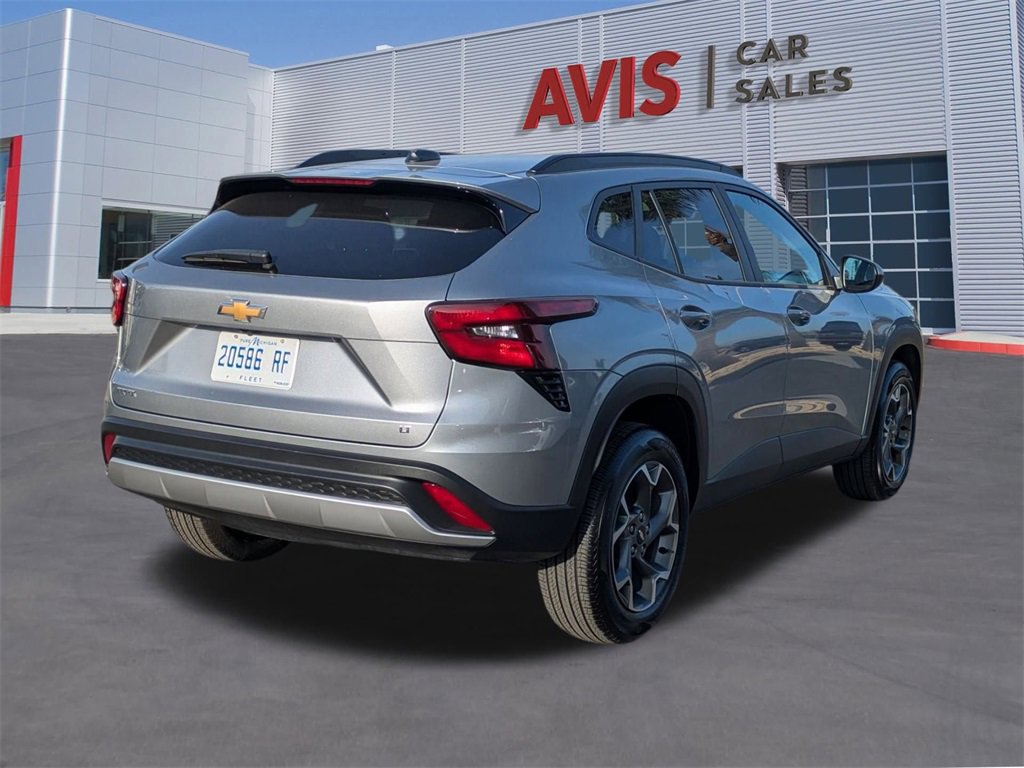 Used 2025 Chevrolet Trax LT w/ LT Convenience Package image 5