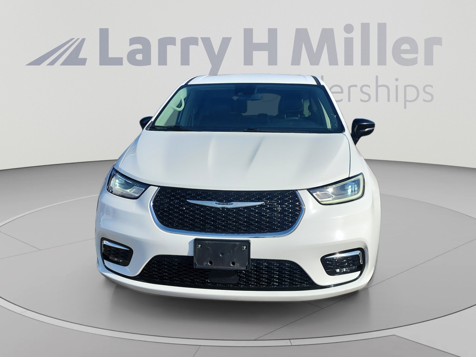 Used 2024 Chrysler Pacifica Touring-L FWD image 8