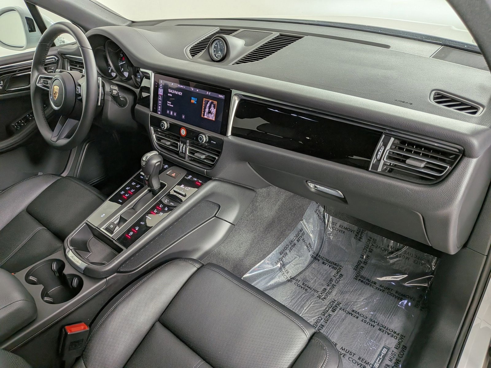 Certified 2025 Porsche Macan AWD/4WD image 18