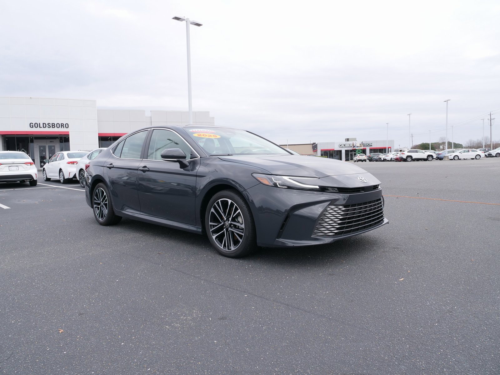 Used 2025 Toyota Camry XLE image 2
