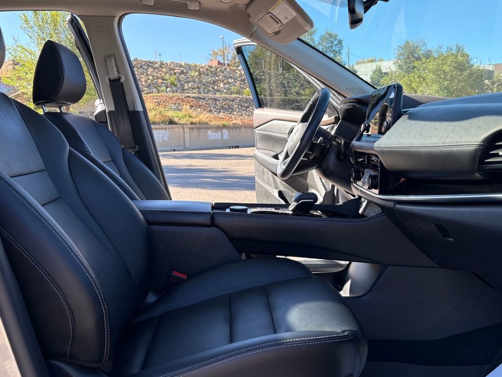 Used 2023 Nissan Rogue SL w/ SL Premium Package image 13