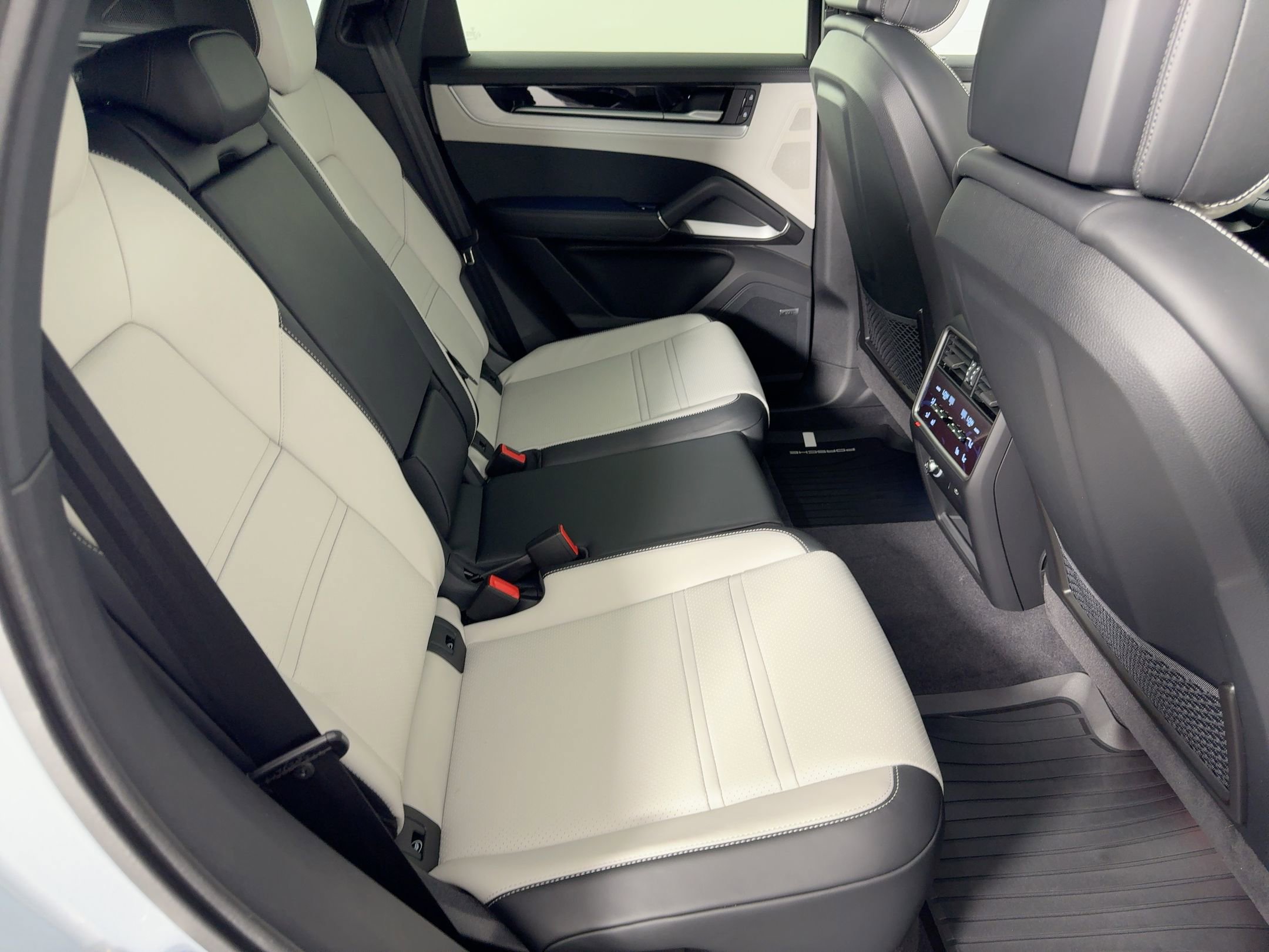 Certified 2026 Porsche Cayenne Coupe image 28