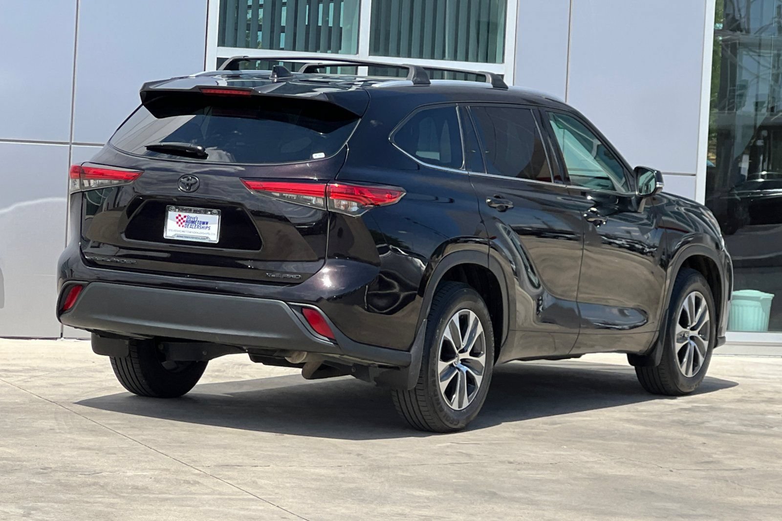 Used 2022 Toyota Highlander XLE AWD/4WD image 4