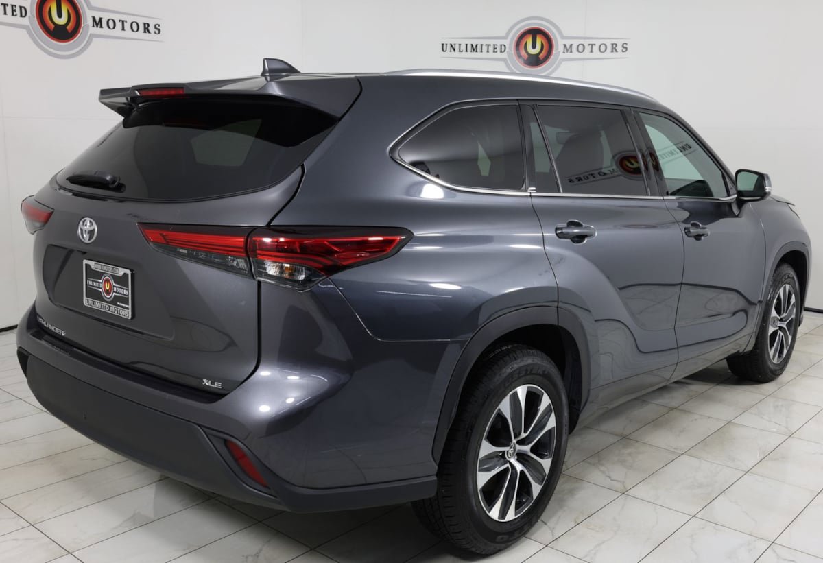 Used 2020 Toyota Highlander XLE FWD image 3