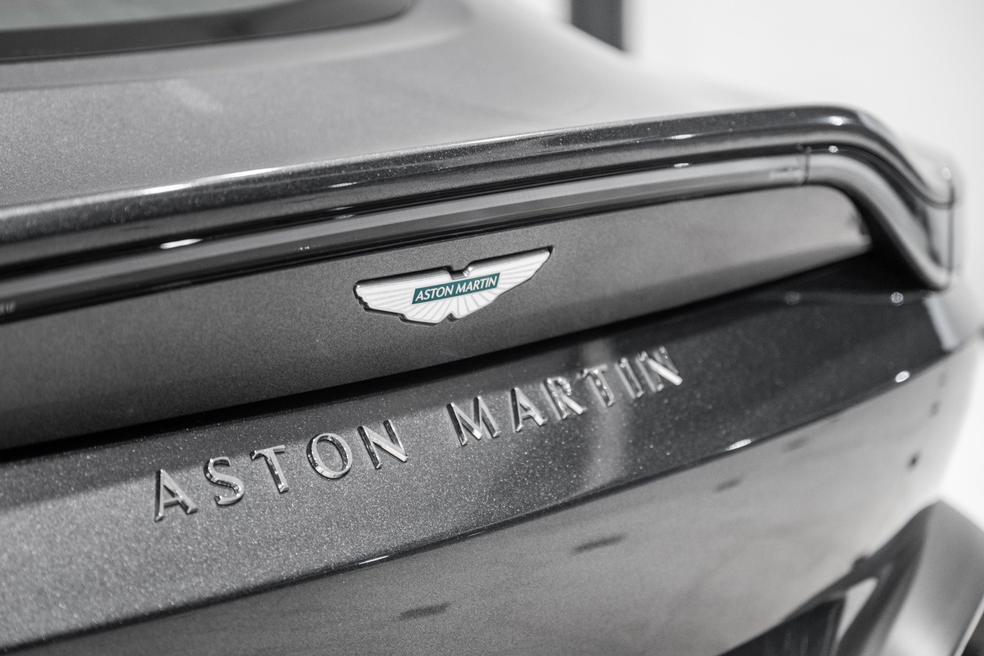 Used 2025 Aston Martin V8 Vantage Coupe RWD image 8