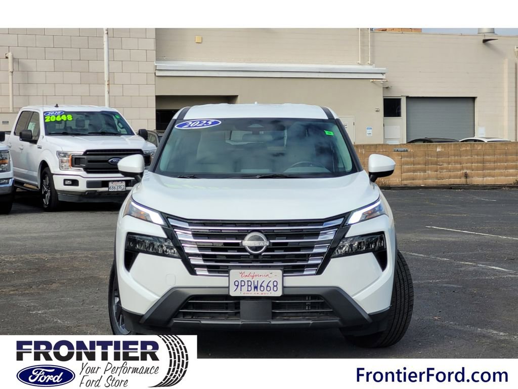 Used 2025 Nissan Rogue SV image 3