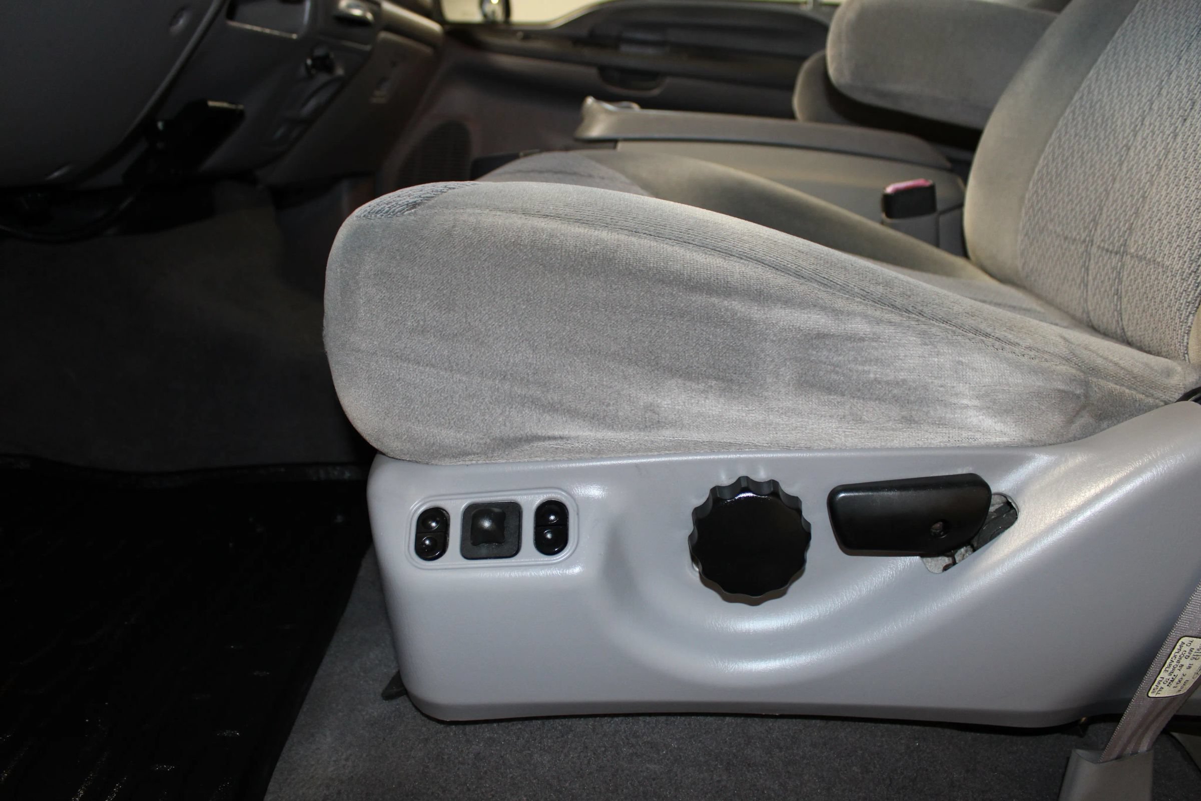 Used 2000 Ford Excursion XLT AWD/4WD image 16