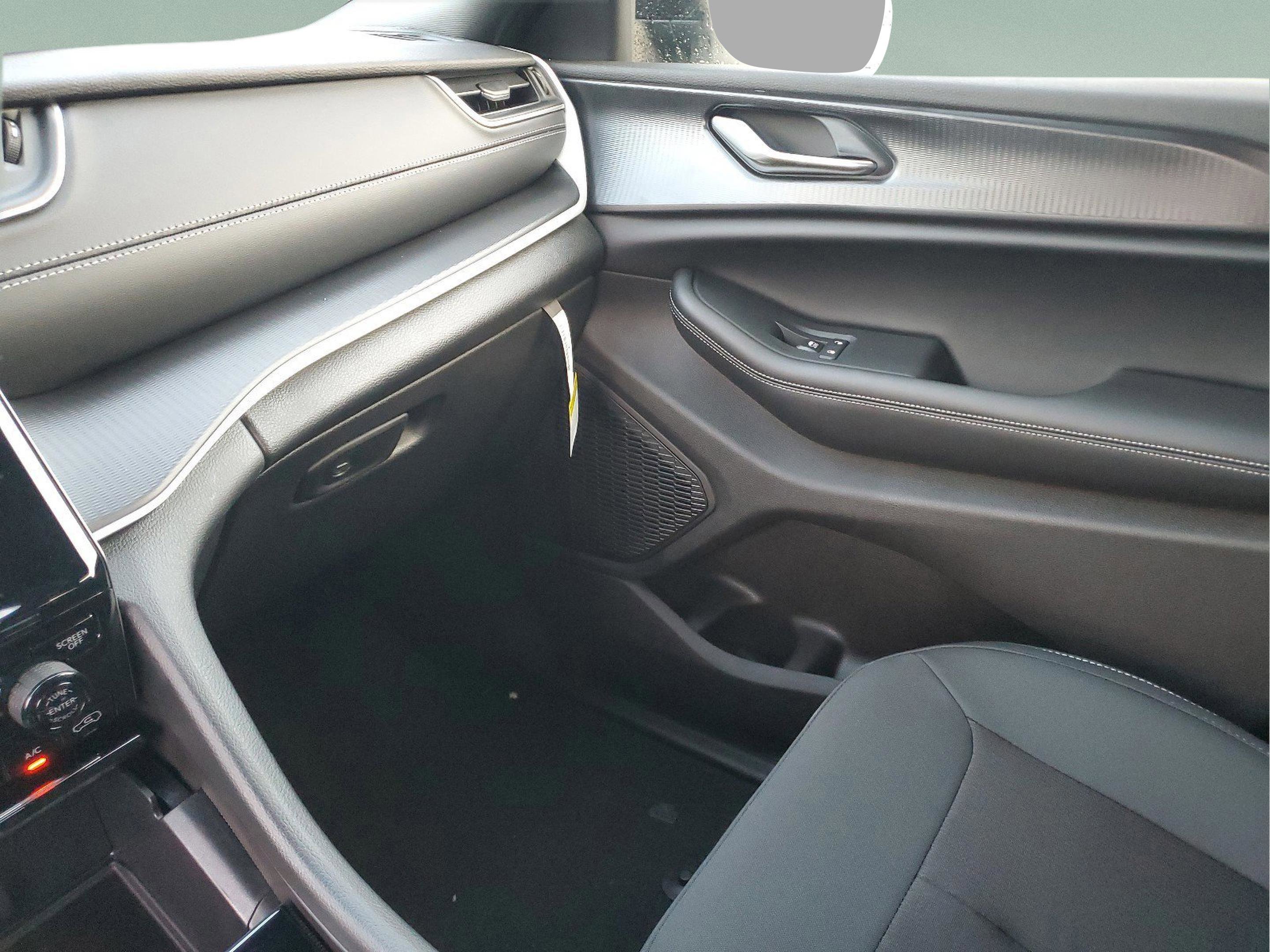 New 2025 Jeep Grand Cherokee Laredo w/ Luxury Tech Group I image 21