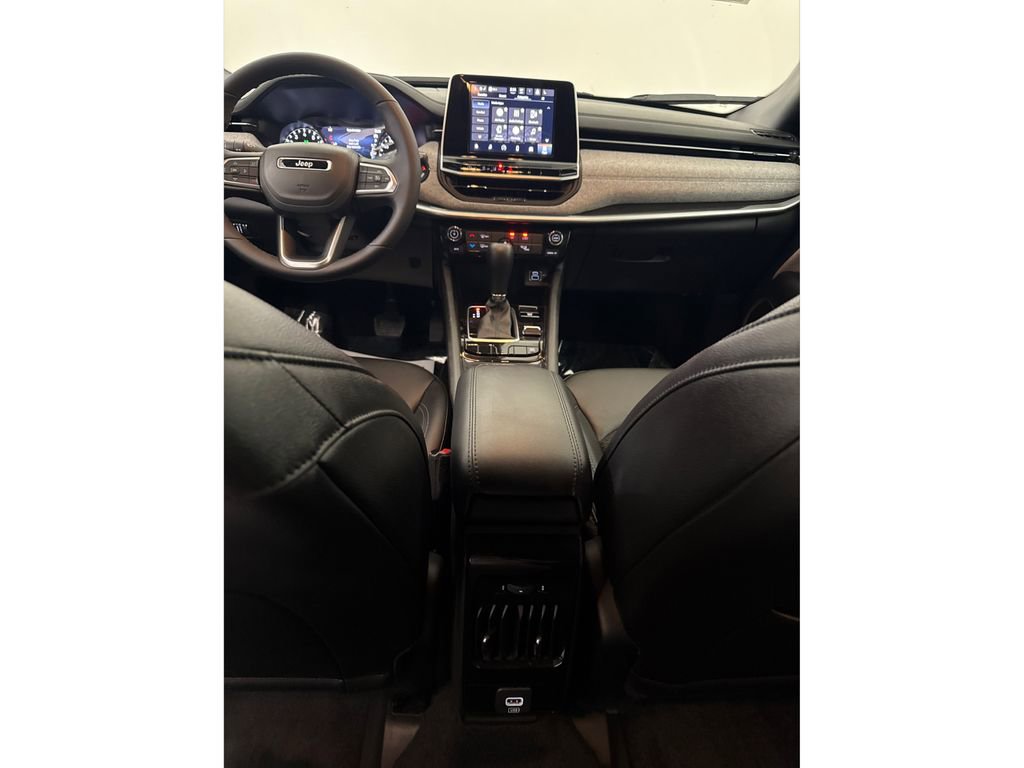 Used 2025 Jeep Compass Latitude image 40