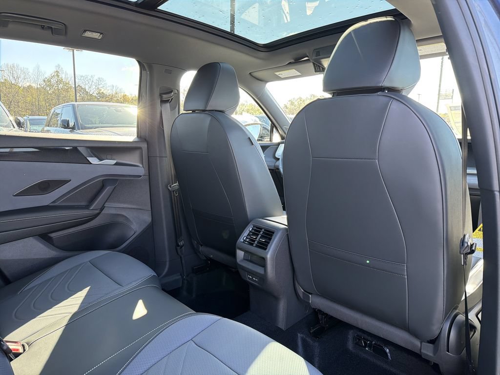 New 2026 Volkswagen Tiguan SE R-Line FWD image 18