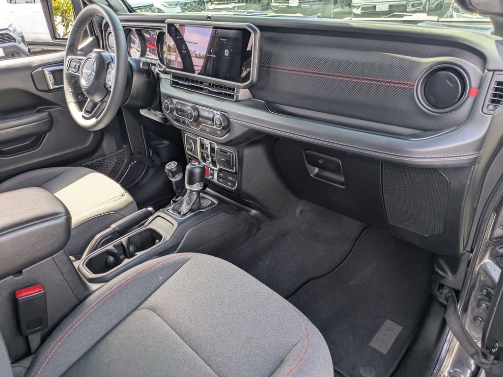 Used 2025 Jeep Wrangler Unlimited Rubicon AWD/4WD image 30