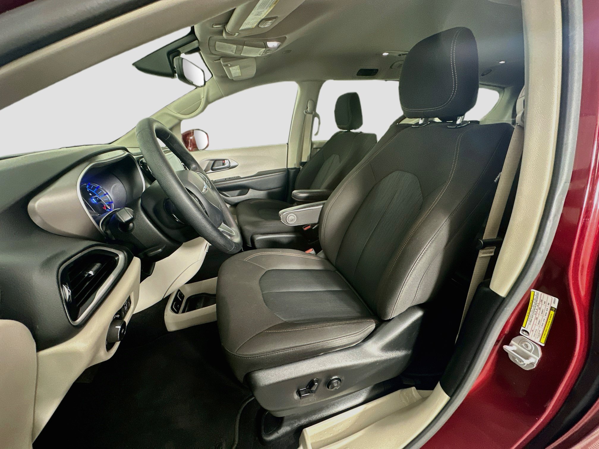 Used 2020 Chrysler Pacifica Touring FWD image 13