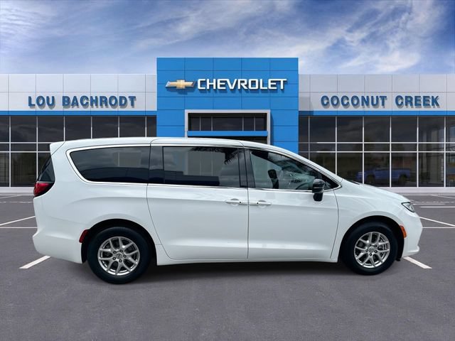 Used 2024 Chrysler Pacifica Touring FWD image 9
