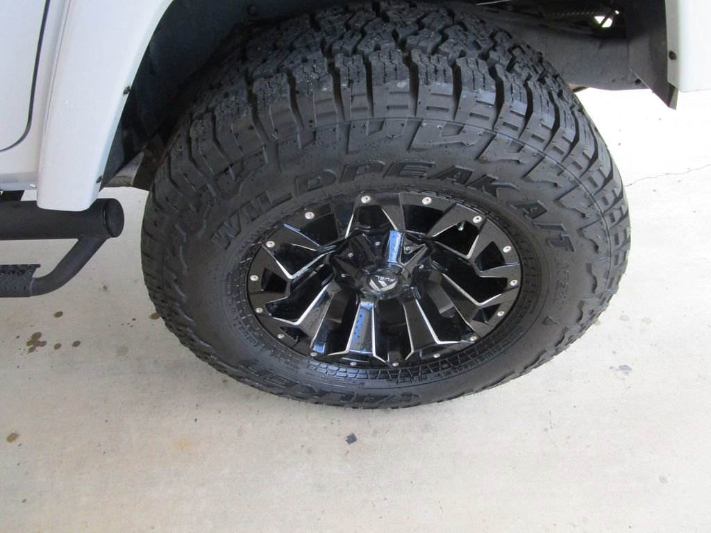 Used 2017 Jeep Wrangler Unlimited Sahara w/ Connectivity Group image 10