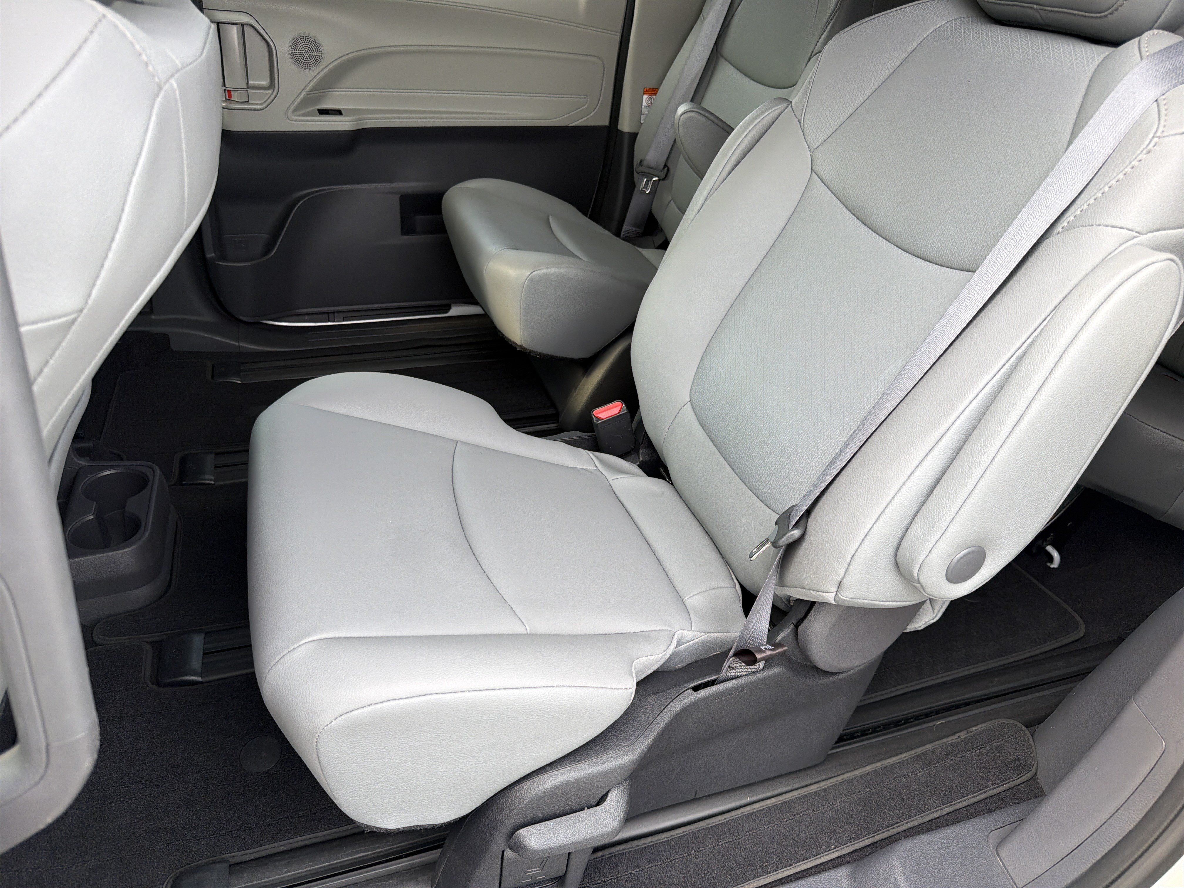 Used 2022 Toyota Sienna XLE FWD image 30