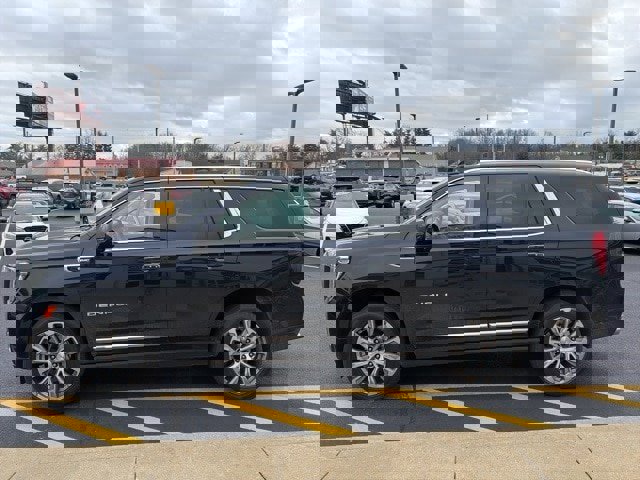 Used 2021 GMC Yukon Denali w/ Denali Premium Package image 3