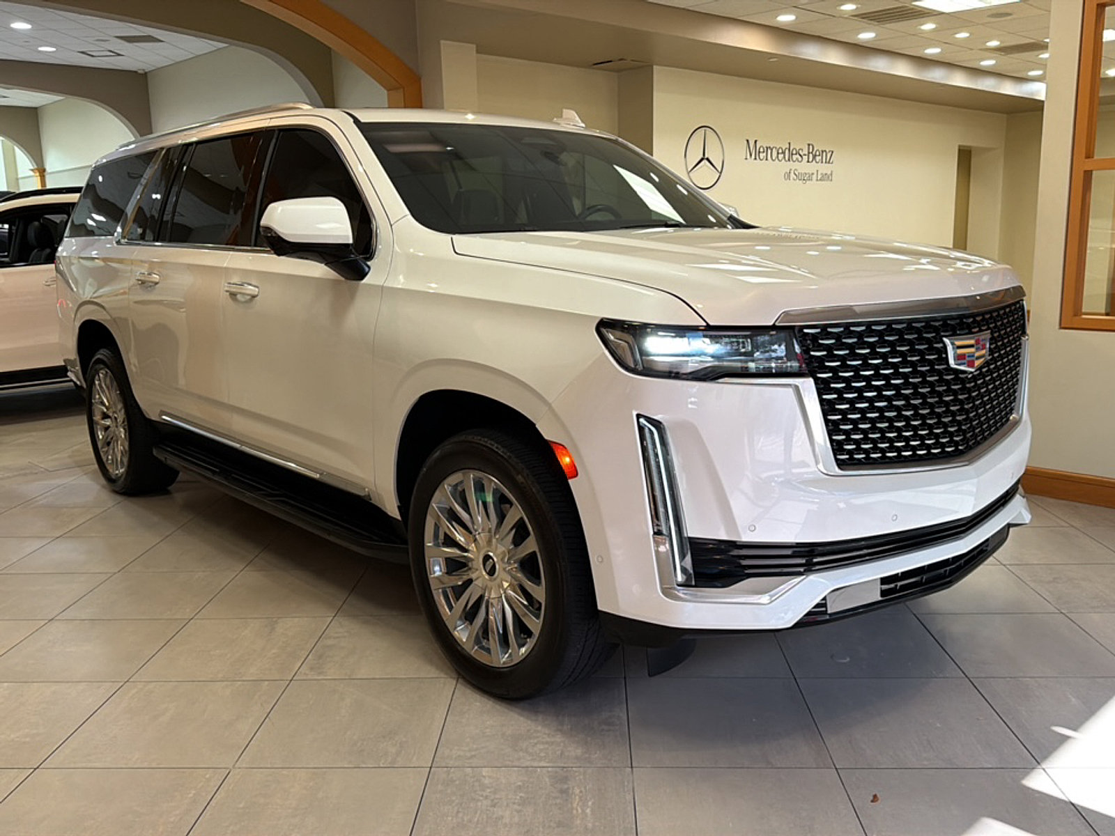 Used 2023 Cadillac Escalade ESV Premium Luxury RWD image 2