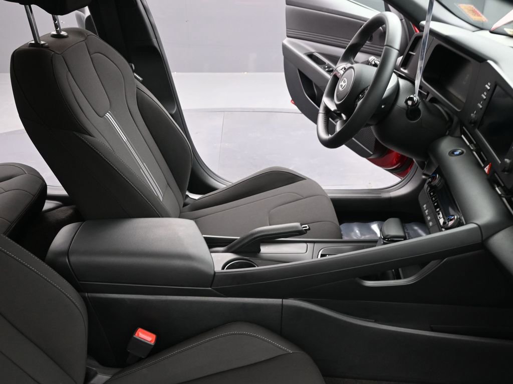 Certified 2025 Hyundai Elantra Sport image 18