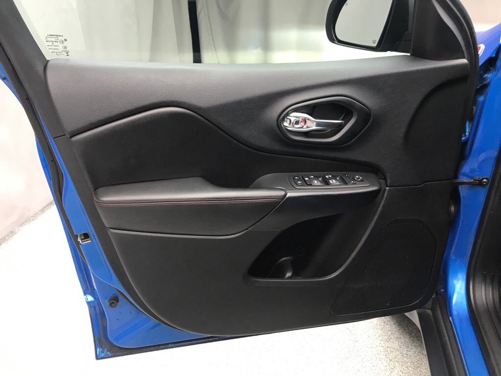 Used 2019 Jeep Cherokee Trailhawk w/ Comfort/Convenience Group image 8