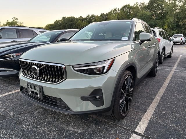 Used 2023 Volvo XC40 B5 Ultimate w/ Protection Package Premier AWD/4WD image 3