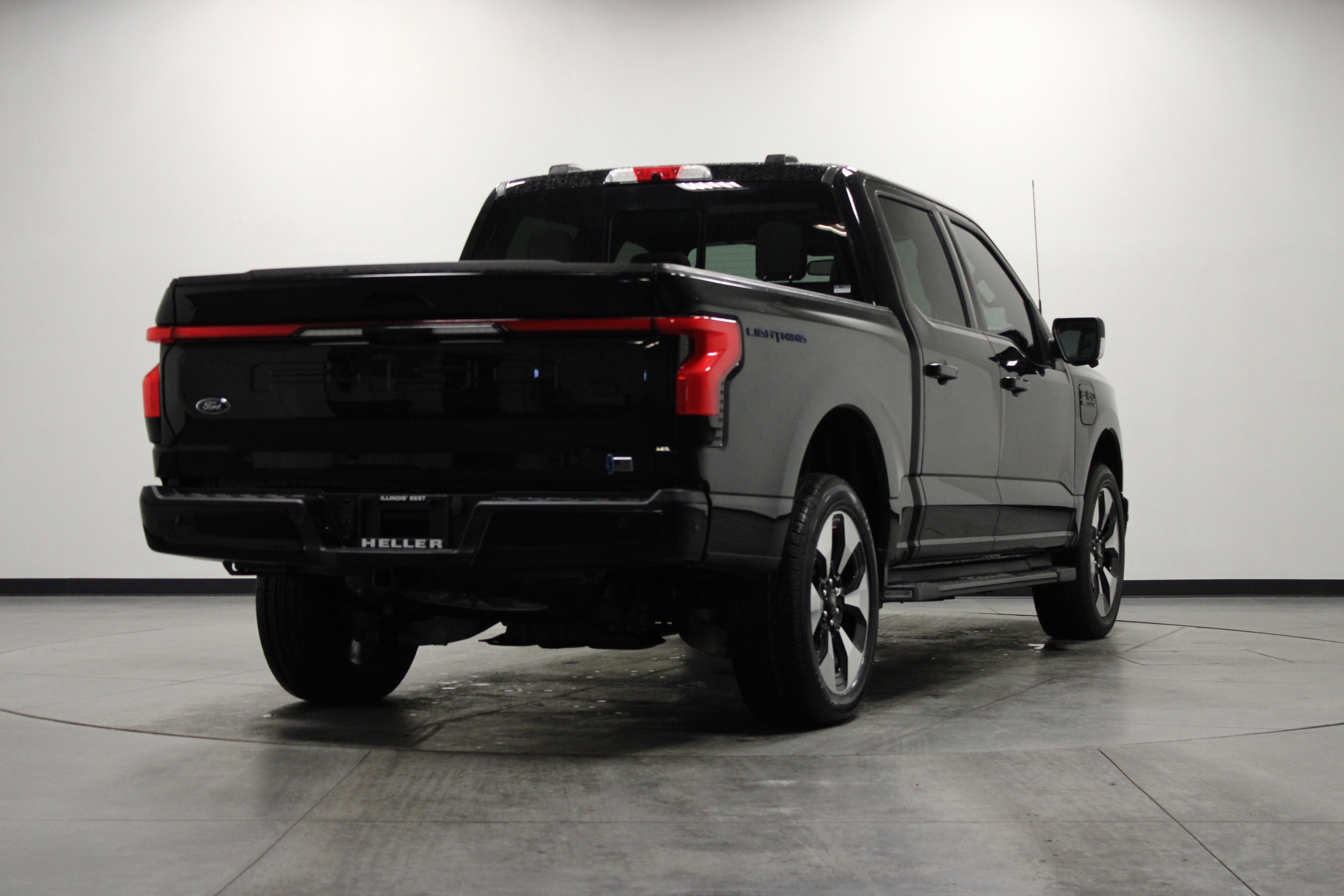 Used 2023 Ford F150 Lightning Platinum image 4