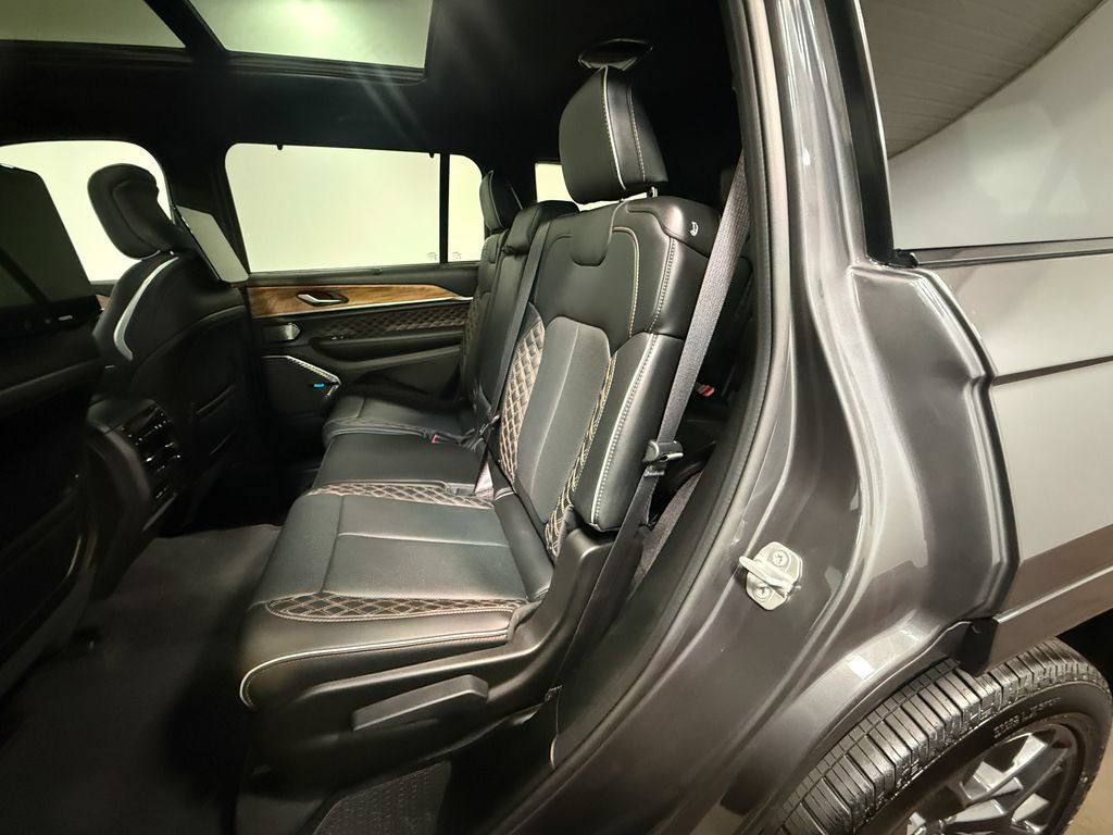Used 2026 Jeep Grand Cherokee L Summit w/ Obsidian Package AWD/4WD image 8