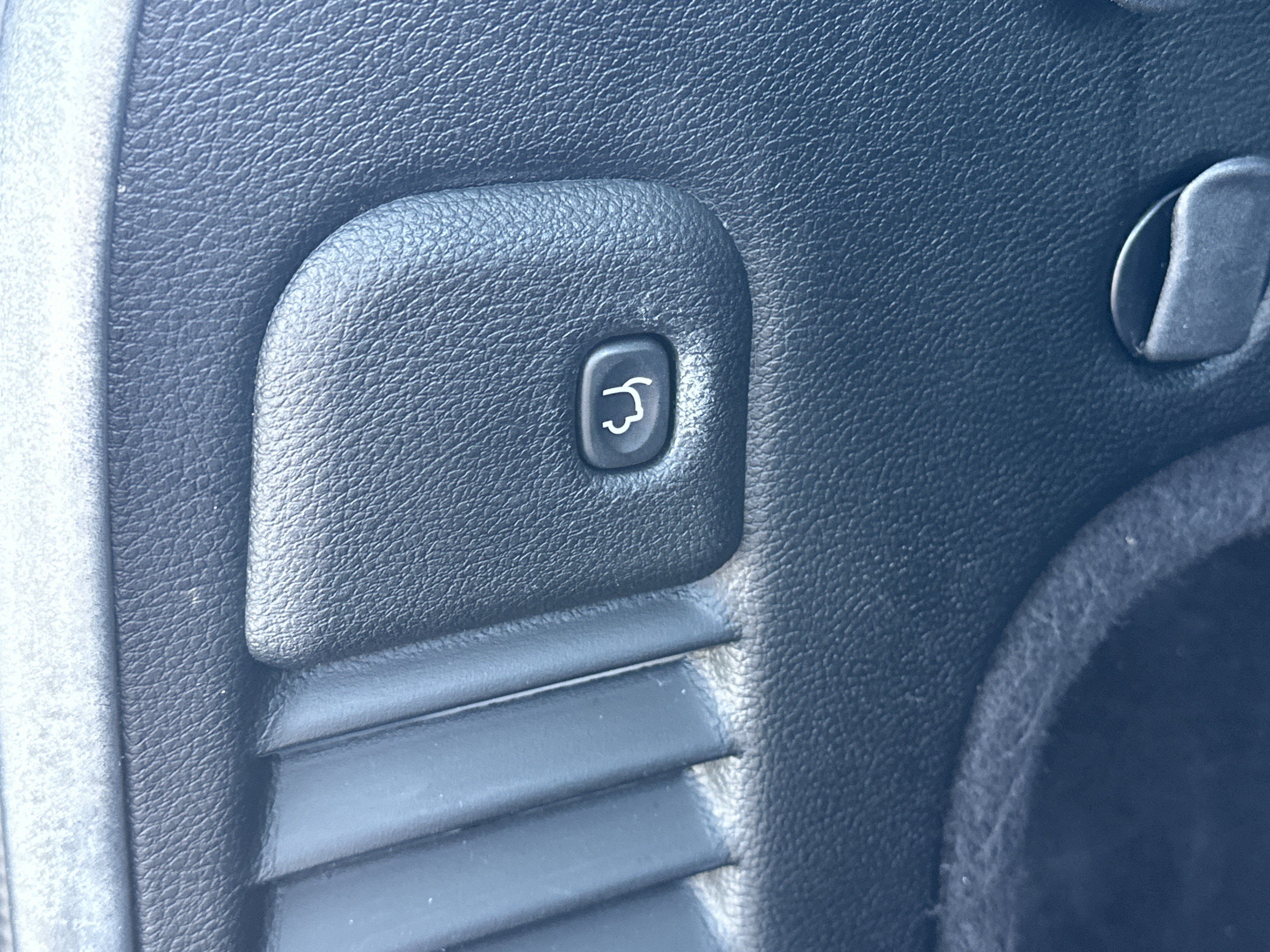 Used 2018 Jeep Grand Cherokee Altitude RWD image 15