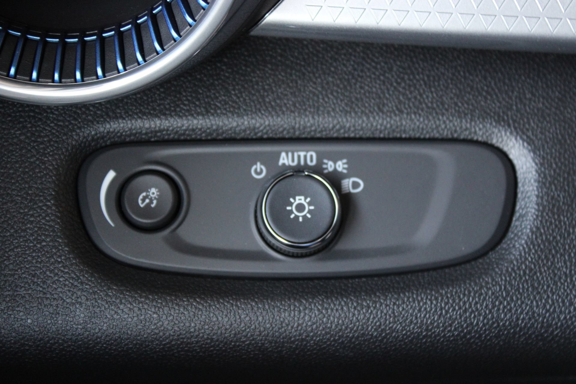 New 2026 Chevrolet Trax LT w/ Driver Confidence Package FWD image 26